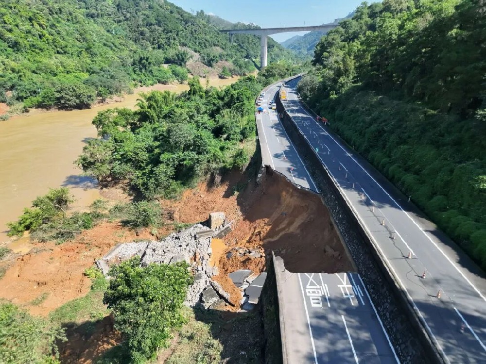 高速公路塌陷，最大深度超2米！所幸……